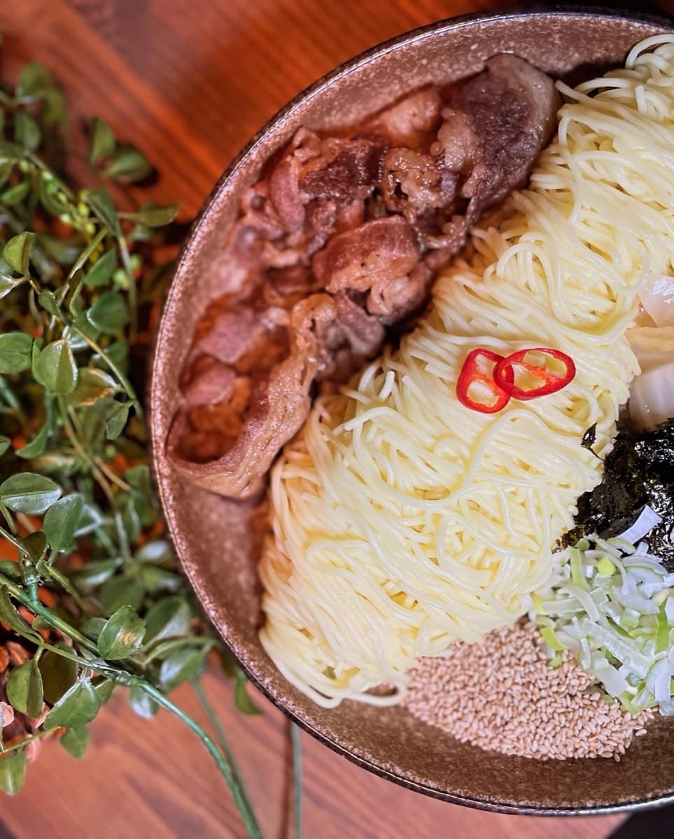 위에서 내려다본 국수 한 그릇